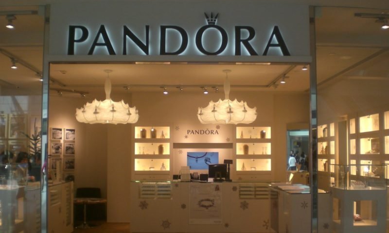 При ограблении ювелирного магазина Pandora были украдены украшения на сумму 0 000
