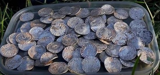 Супруги из Британии нашли тысячелетний клад из 2700 монет. Каждая стоит до 00