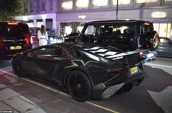 Модель поразила Лондон инкрустированным кристаллами Lamborghini