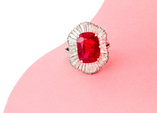 Редкое кольцо с рубином 10.51 карата продалось в 18 раз дороже своей предпродажной оценочной стоимости