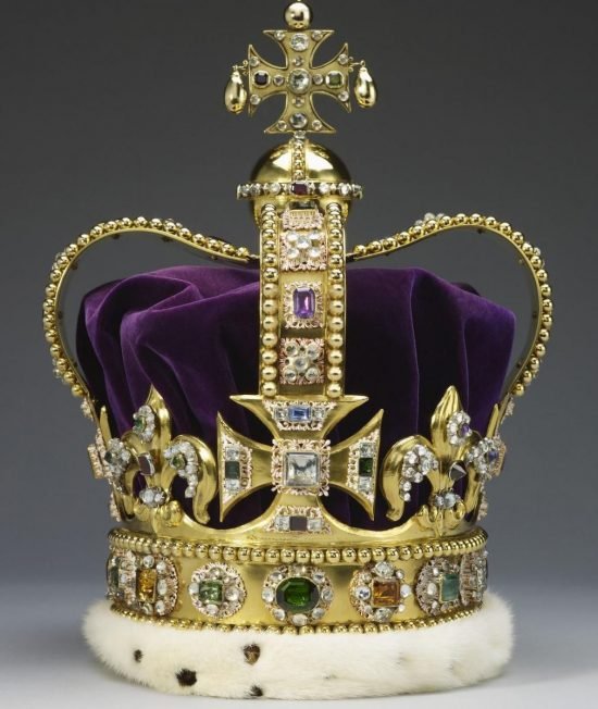 Зачем Елизавете II несколько корон