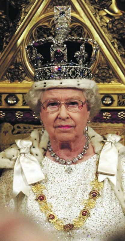 Зачем Елизавете II несколько корон