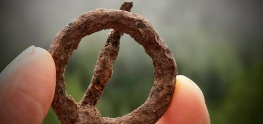 Удивительная находка в Англии: археолог-новичок нашел огромное золотое кольцо возрастом около 4000 лет