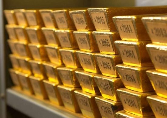 Цены на золото стабилизировались на фоне ожиданий инвесторов