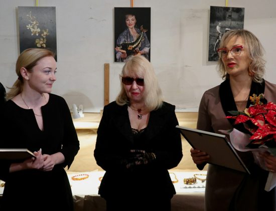 В Калининграде открылась первая выставка изделий из янтаря, созданных незрячими мастерами