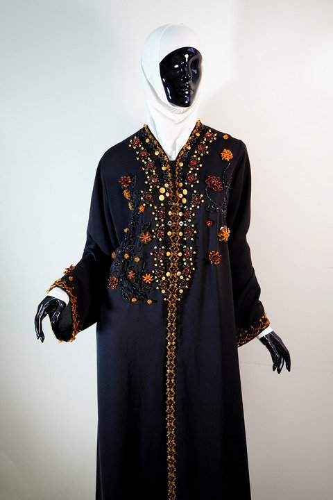 Янтарный Ювелирпром выставит на аукцион расшитые янтарем мусульманские платья