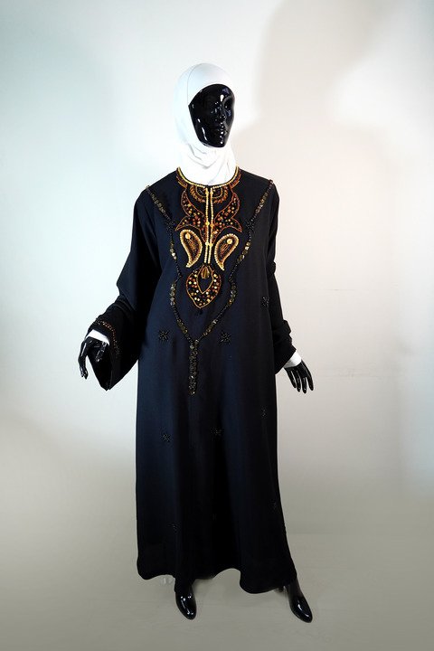 Янтарный Ювелирпром выставит на аукцион расшитые янтарем мусульманские платья