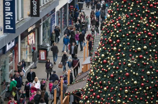 Британцы готовы потратить 29,6 миллиарда на рождественские подарки, несмотря на сокращение текущих расходов на 60%