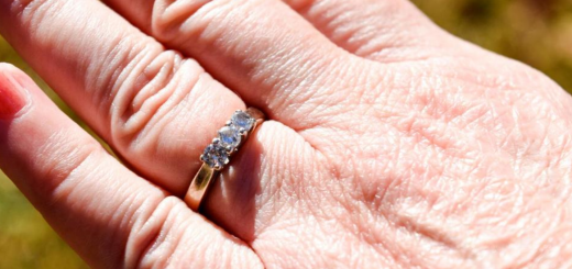 Пара нашла потерянное кольцо после того, как случайно выбрасила его вместе с мусором