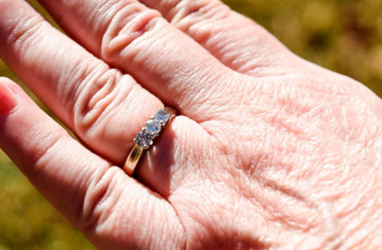 Пара нашла потерянное кольцо после того, как случайно выбрасила его вместе с мусором