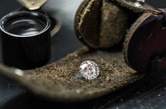 Французские ювелиры переходят на искусственные бриллианты