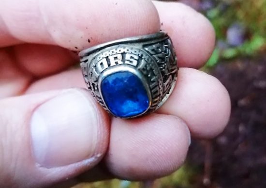 Потерянное в США кольцо спустя 47 лет нашли в лесу в Финляндии