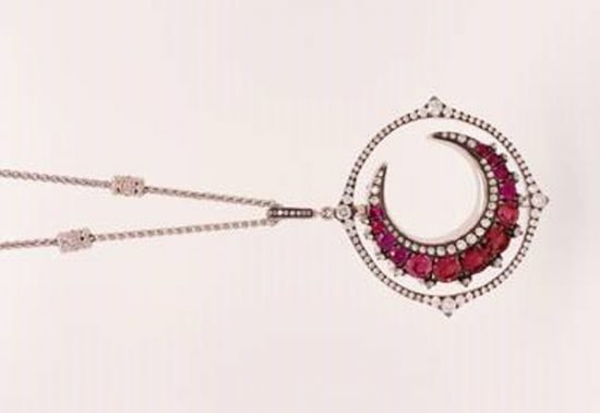 Annoushka поднимает флаг с новым кулоном для Doha Jewellery & Watches 2020