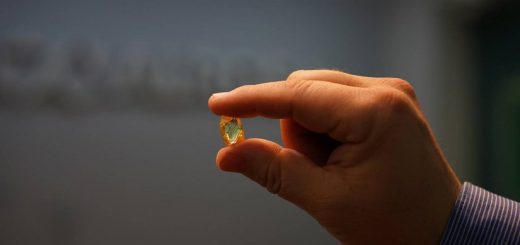 АЛРОСА добыла первый крупный цветной алмаз на Верхне-Мунском месторождении