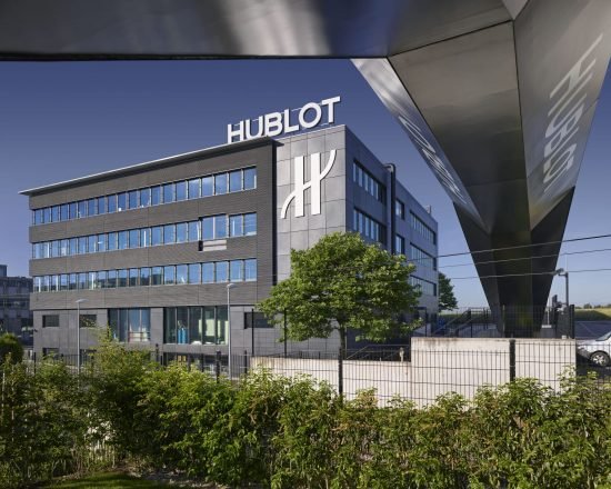 Hublot и Rolex закрывают свои часовые производства в Швейцарии