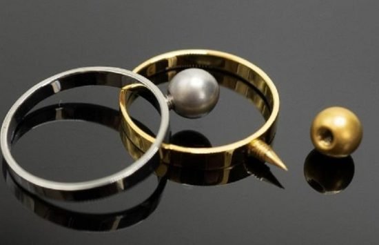 Ювелиры из США создали кольцо с лезвием для самообороны