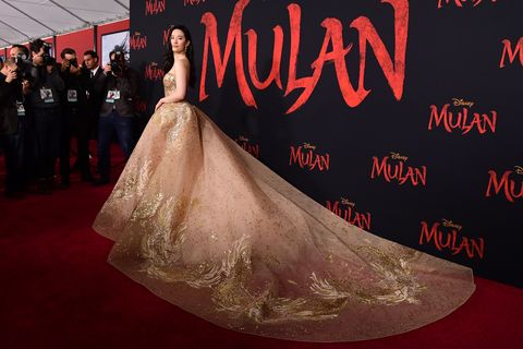 Актриса из «Мулан» пришла на мировую премьеру фильма в драгоценностях от Chaumet