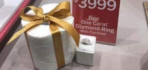 Паника из-за коронавируса: ювелир продает рулон туалетной бумаги за 3000 долларов, кольцо с бриллиантом прилагается в подарок