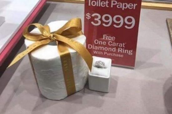 Паника из-за коронавируса: ювелир продает рулон туалетной бумаги за 3000 долларов, кольцо с бриллиантом прилагается в подарок