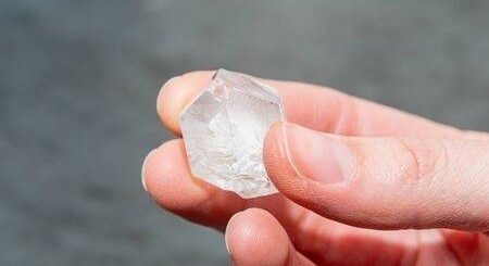 Уникальный крупный алмаз добыли в Архангельской области
