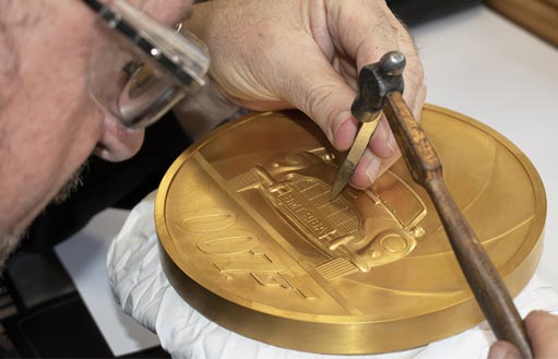 Британский королевский монетный двор выпустил самую большую в своей истории золотую монету