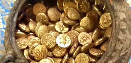 Клад золотых монет найден при ремонте индийского храма