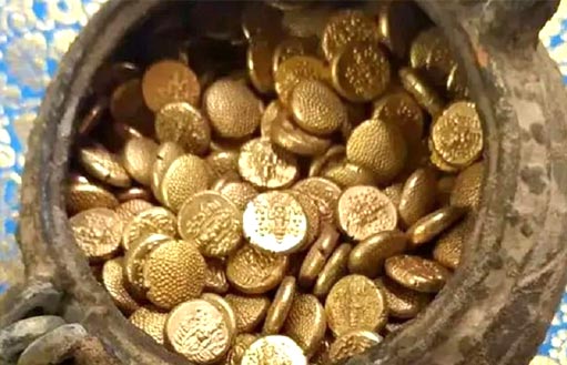 Клад золотых монет найден при ремонте индийского храма