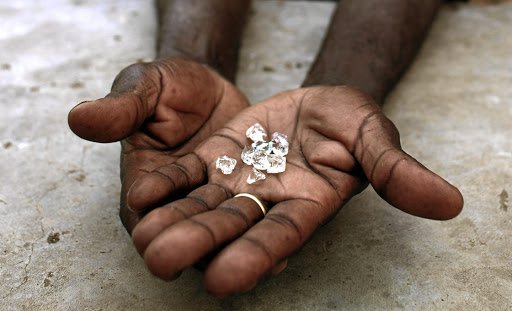 Зимбабве задумалась над продажей своего запаса алмазов 