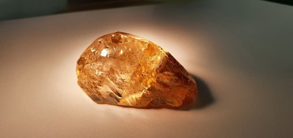Крупнейший цветной алмаз весом 236 карат добыт в Якутии