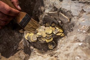 Килограмм золотых монет нашли подростки в Израиле
