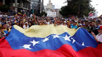 Венесуэла развивает добычу золота, чтобы избежать экономического краха