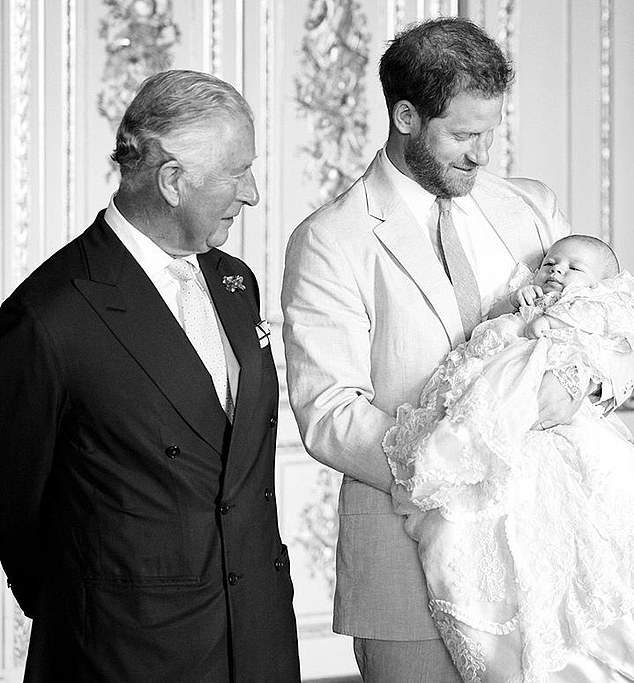 Принц Чарльз переживает, что не видел внука уже более года