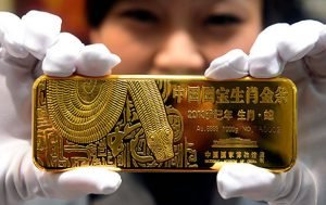 Китай уже год не закупает золото в резервы