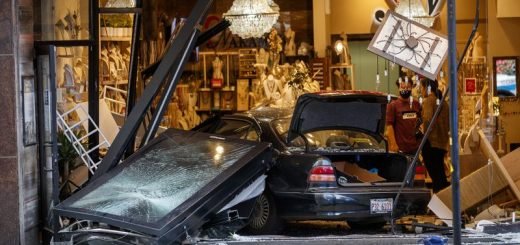 Автомобиль врезался в ювелирный магазин на Мичиган-Авеню