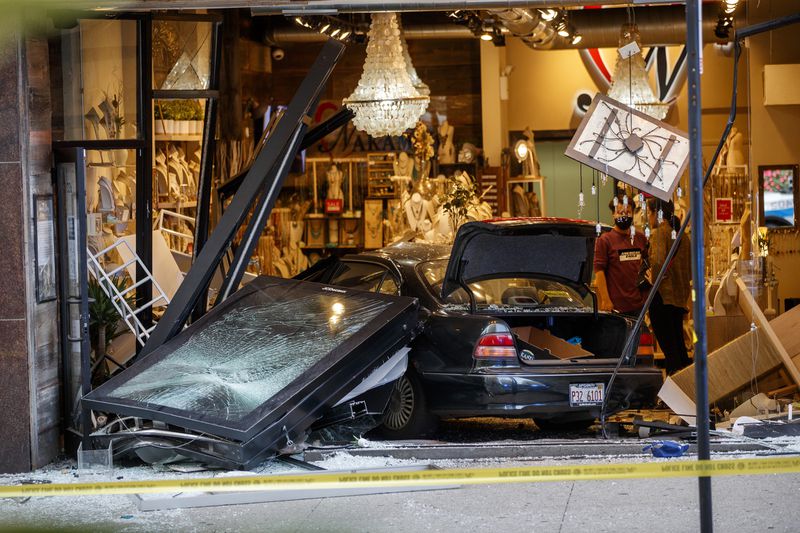 Автомобиль врезался в ювелирный магазин на Мичиган-Авеню