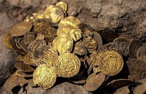 Золотые монеты XV века обнаружил садовник во время самоизоляции