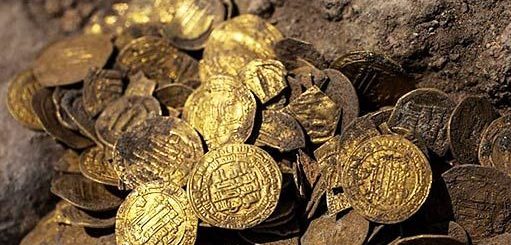Золотые монеты XV века обнаружил садовник во время самоизоляции