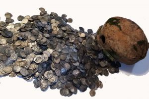 В Великом Новгороде нашли флягу со старинными серебряными монетами