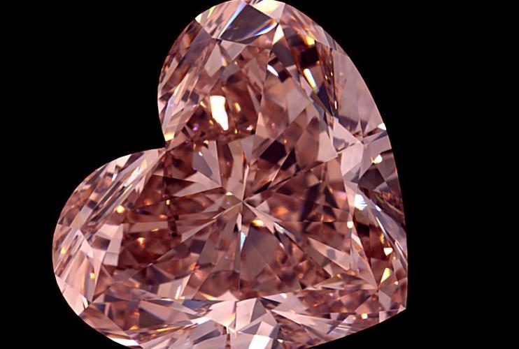 Австралийская горнодобывающая компания представила большой розовый бриллиант в форме сердца