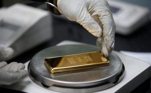 Золото впервые обошло доллар в резервах России. ЦБ прекратил покупки драгметалла, но в 2020 году он подорожал на 25%