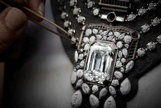 Невероятное колье Chanel с бриллиантом 55,55 карата по случаю столетия аромата N°5
