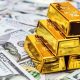 Золото умеренно дешевеет на сильном долларе