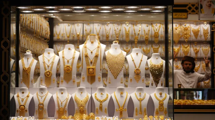 Выбор золотых украшений, выставленных в витрине магазина на Золотом рынке Дубая в Дейре, Объединенные Арабские Эмираты.
