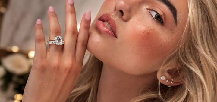 блондинка в кольце из муассанита