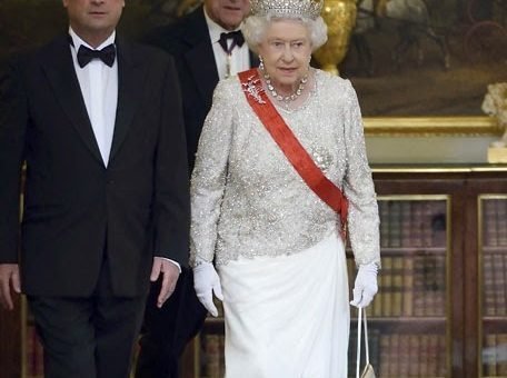 Королева Елизавета пришла в тиаре и бриллиантах на представительский обед с президентом Франции