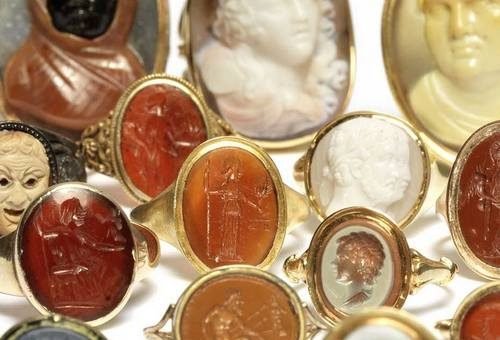 На аукционе Bonhams в Лондоне будут продавать самую крупную коллекцию колец прошлого века с камеями и инталиями
