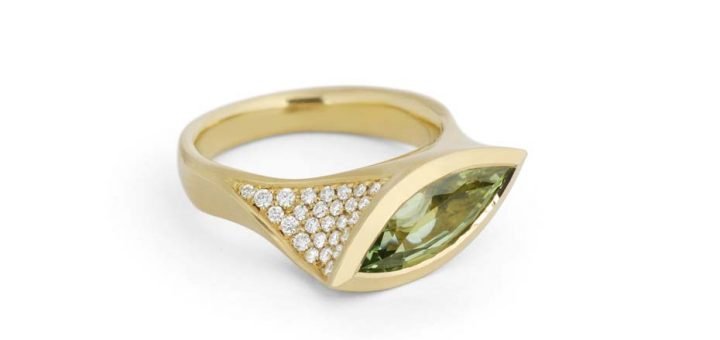 На ярмарке Goldsmiths Fair бренд Mccaul Goldsmiths представит кольца в современном стиле, созданные вручную и украшенные уникальными драгоценными камнями