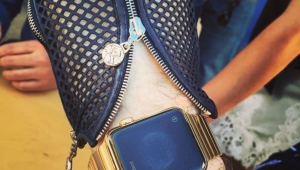 Взгляните на уникальные «яблочные» часы c золотым браслетом, выполненные на заказ Карлом Ларгерфельдом