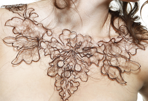 Ожерелья из человеческих волос приводят в восторг на выставке New Designers