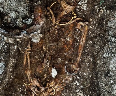 Во Франции найдено золотое ожерелье весом в полкилограмма на скелете возрастом 2500 лет